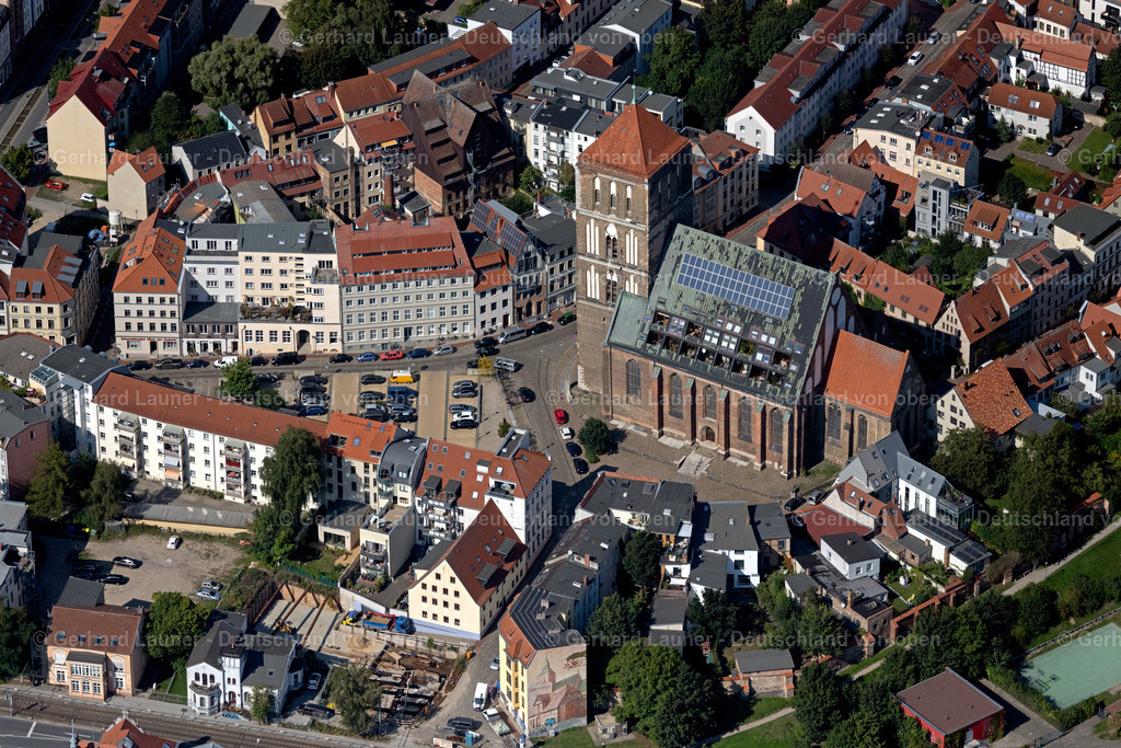 4062061 | ROSTOCK 08.09.2021 Kirchengebäude der Nikolaikirche mit Wohnungen, Balkonen und Solaranlage Am Wendländer Schilde in Rostock im Bundesland Mecklenburg-Vorpommern, Deutschland. Weiterführende Informationen bei: Nikolaikirche Rostock. // Church building of the Nikolaikirche with apartments, balconies and solar system at the Wendlaender Schilde in Rostock in the state Mecklenburg-Western Pomerania, Germany. Further information at: Nikolaikirche Rostock. Foto: Gerhard Launer