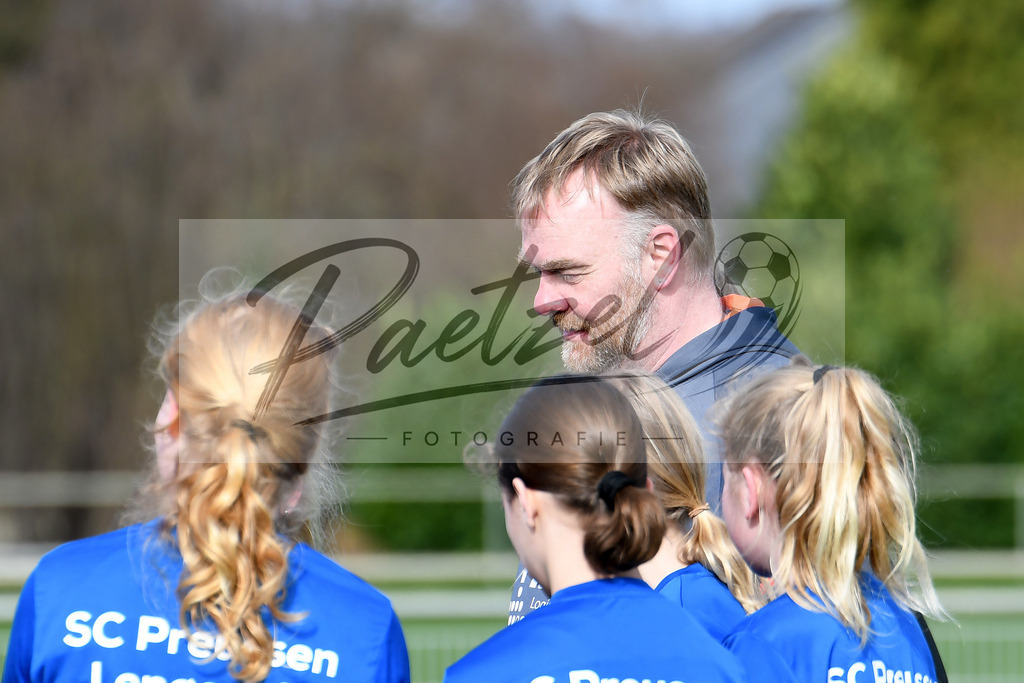 LENGRE20200229_0122 | Fussball, C-Juniorinnen:   bei dem Testspiel zwischen SC Preussen Lengerich und TSG 07 Burg Gretesch im Windmoeller &amp; Hoelscher Stadion am 29.02.2020 in Lengerich, Deutschland. - Realisiert mit Pictrs.com