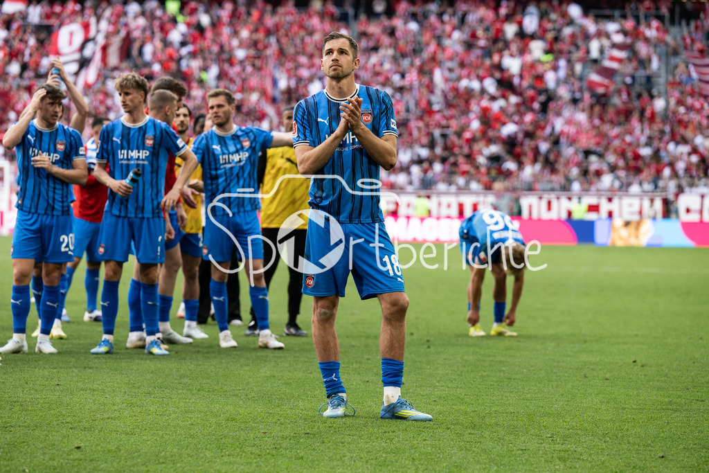 FC Bayern München - 1. FC Heidenheim | MUNICH, GERMANY - 02. MAI: das Team der Gäste bedankt sich bei den mitgereisten Fans nach dem Bundesligamatch zwischen dem FC Bayern München und dem 1. FC Heidenheim am 32. Spieltag in der Allianz Arena / DFL REGULATIONS PROHIBIT ANY USE OF PHOTOGRAPHS AS IMAGE SEQUENCES AND/OR QUASI-VIDEO / Marvin PIERINGER (1. FC Heidenheim 18)
