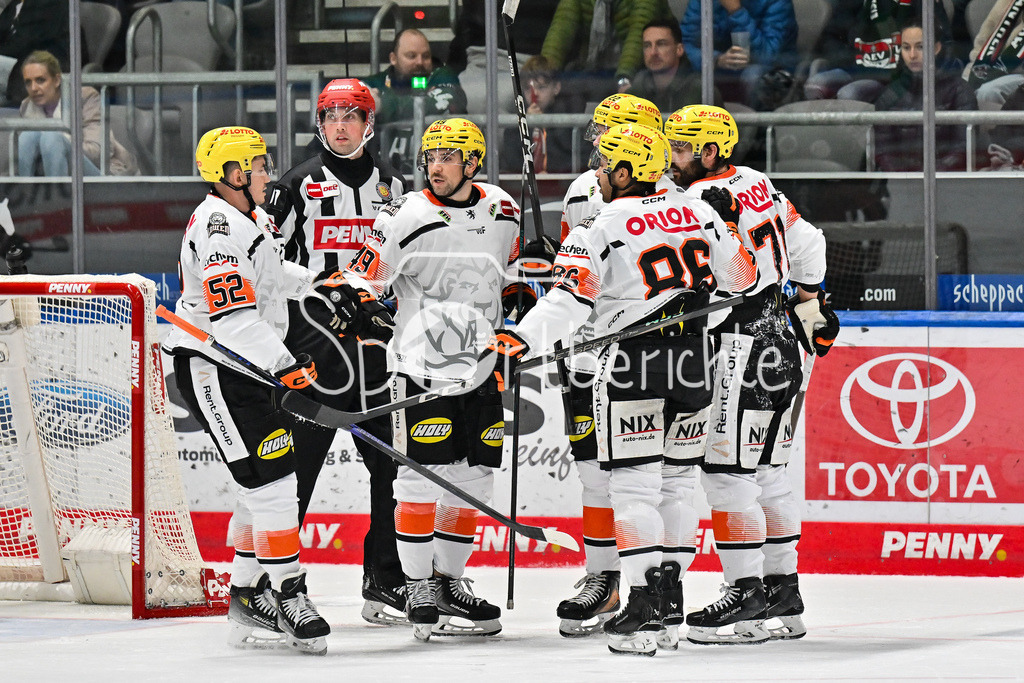Augsburger Panther - Löwen Frankfurt | Jubel der Gäste nach dem Anschluss zum 5-2 durch Cameron BRACE (Löwen Frankfurt 86) / Tor / Torschuetze / Freude / Happy beim match zwischen den Augsburger Panthern und den Löwen Frankfurt am 8. Spieltag der Penny DEL im Curt Frenzel Stadion am 19.10.2025