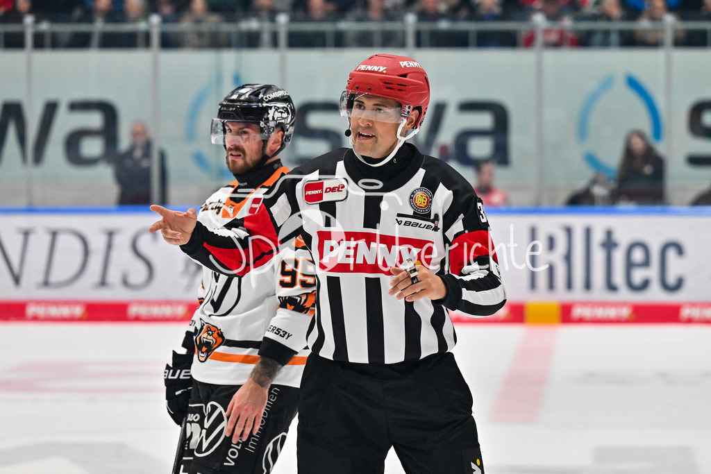 Augsburger Panther - Grizzlys Wolfsburg | Im Bild Hauptschiedsrichter David CESPIVA / Einzelfoto / Freisteller / DEL: Augsburger Panther - Grizzlys Wolfsburg; Curt Frenzel Stadion am 10.10.2025
