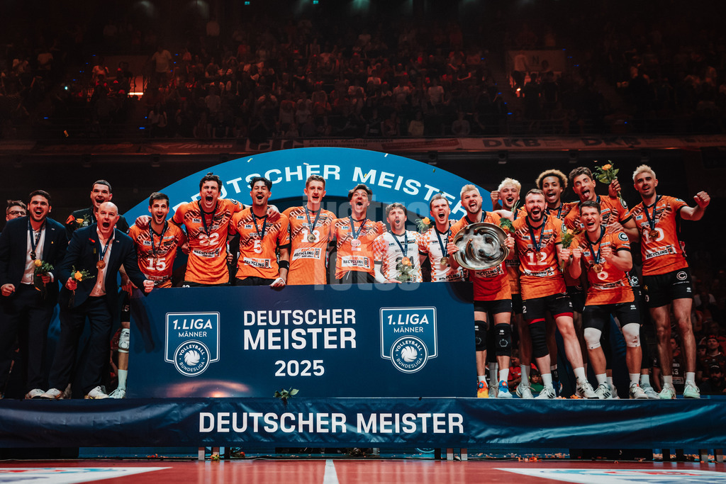 Volleyball | Herren | Saison 2024/2025 | 1. Volleyball Bundesliga Männer | Finale | BERLIN RECYCLING Volleys vs. SVG Lüneburg | 03.05.2025 | Mannschaftsfoto Die BR Volleys sind Deutscher Meister