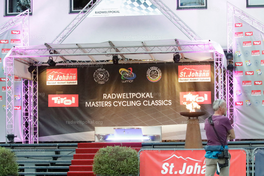 1415_20230817_Bewerb_Maenner_Muehlanger | AUT - OESTERREICH, 2023-08-16: SPORT RENNRAD-FAHREN - 55. INTERNATIONALER RADWELTPOKAL IN ST. JOHANN IN TIROL  - Vintage-Radrennen mit WM-Bronze-Medaillen-Siegerin Christina Schweinberger, den Teilnehmer und Alexander Baumann (vom Orginastions-Team) - TAG 2 BEWERB MAENNER IN SECHS GRUPPEN  ; Foto: Roland Muehlanger