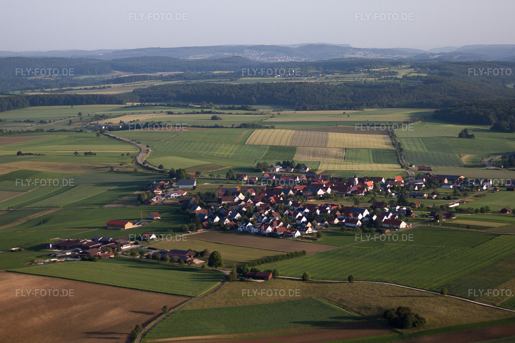 Luftbild: Ortsansicht im Ortsteil Bremelau in Münsingen im Bundesland Baden-Württemberg in Deutschland. Foto: IMG_67608.jpg vom 09.06.2014 durch Werner Riehm/FLY-FOTO.de