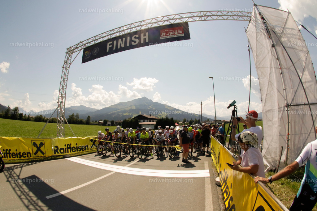 645_20230817_Bewerb_Maenner_Muehlanger | AUT - OESTERREICH, 2023-08-16: SPORT RENNRAD-FAHREN - 55. INTERNATIONALER RADWELTPOKAL IN ST. JOHANN IN TIROL  - Vintage-Radrennen mit WM-Bronze-Medaillen-Siegerin Christina Schweinberger, den Teilnehmer und Alexander Baumann (vom Orginastions-Team) - TAG 2 BEWERB MAENNER IN SECHS GRUPPEN  ; Foto: Roland Muehlanger