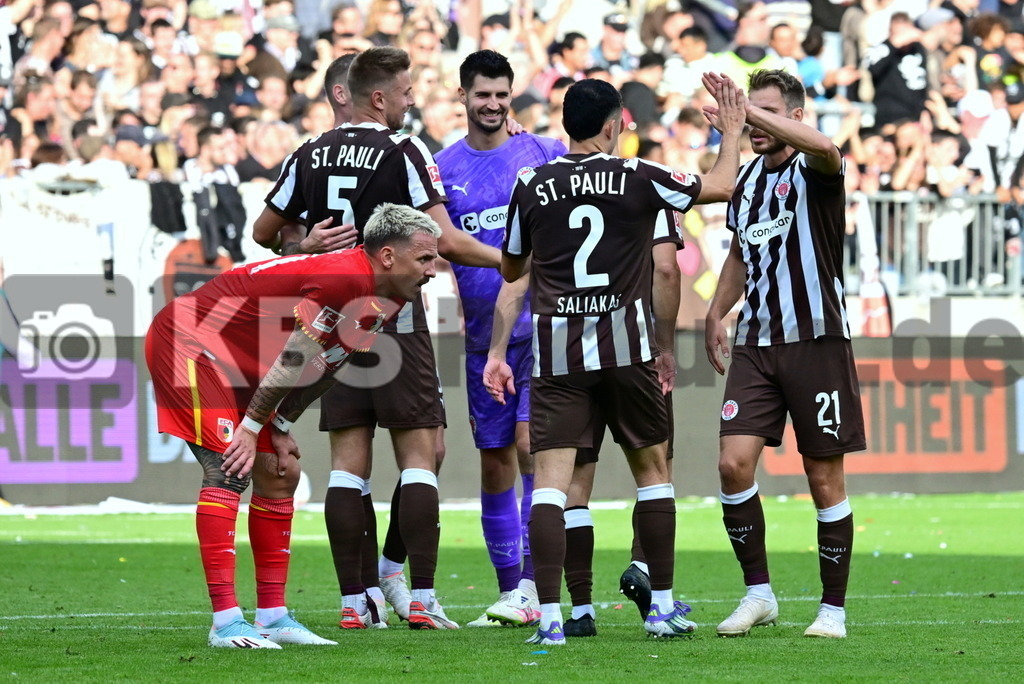 KBS Picture_FCStPauli-FCAugsburg_047 | Spielende Jubel bei den St. Pauli Spielern v.l. Wahl Hauke (St.Pauli) , Smith Eric (St.Pauli) , Vasilj Nikola (St.Pauli) , Saliakas Manolis (St.Pauli) , Ritzka Lars (St.Pauli) ,Sportplatz :  Millerntor Stadion, - Realisiert mit Pictrs.com