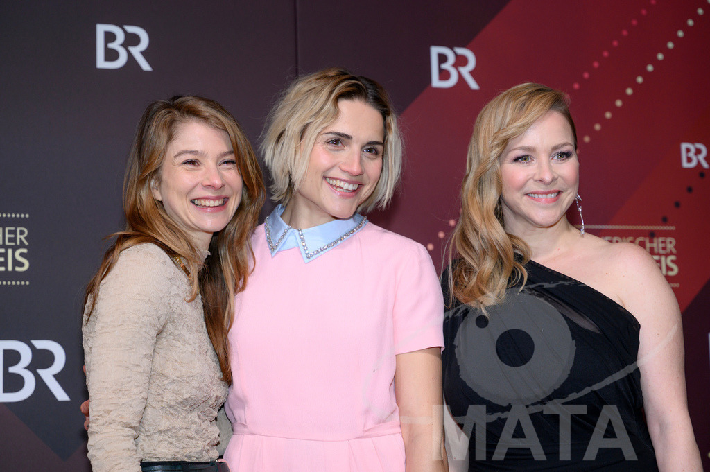 _DWI5399 | Lea Ruckpaul, Mala Emde und Jasmin Schwiers bei der Verleihung des 47. Bayerischen Filmpreises 2026  im Prinzregententheater. München, Deutschland. Der Bayerische Filmpreis wird seit 1979 von der Bayerischen Staatsregierung verliehen, um die Bedeutung des Kinofilms als Kulturgut herauszustellen - Realisiert mit Pictrs.com