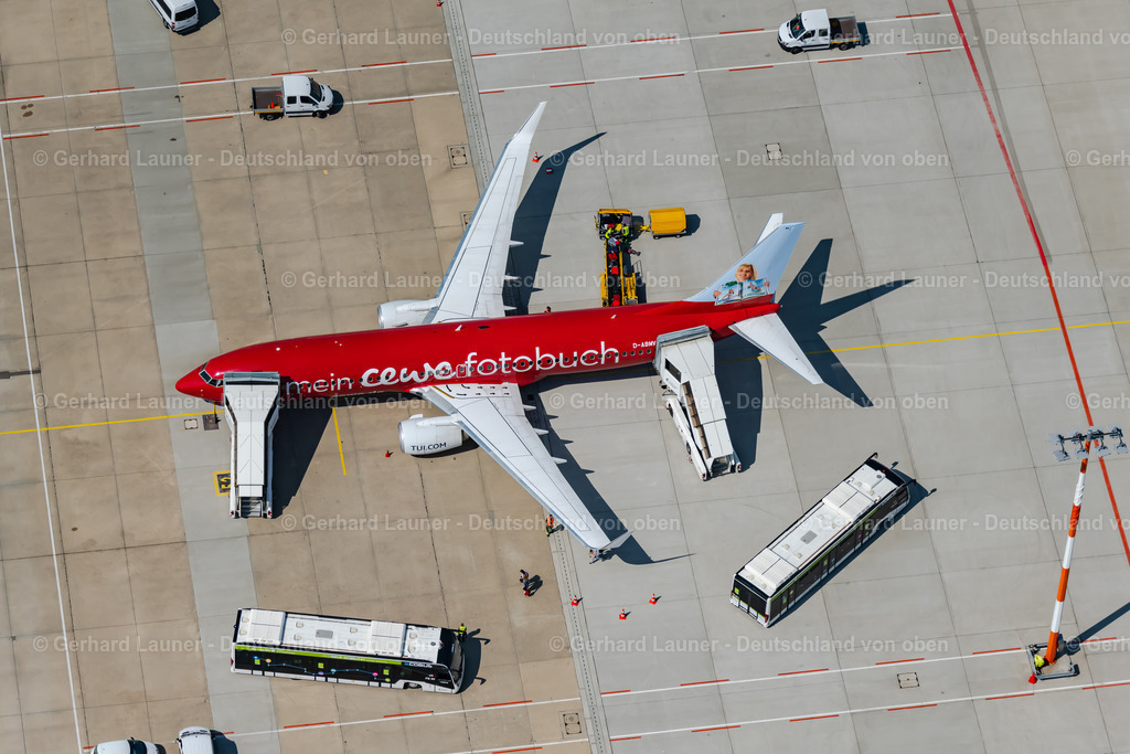 4047135 | STUTTGART 11.08.2021 Passagierflugzeug D-ABMV der TUI Airlines auf der Parkposition - Abstellfläche auf dem Flughafen in Stuttgart im Bundesland Baden-Württemberg, Deutschland. Weiterführende Informationen bei: Flughafen Stuttgart GmbH,  TUI Deutschland GmbH. // Passenger airplane D-ABMV of the TUI Airlines in parking position - parking area at the airport in Stuttgart in the state Baden-Wuerttemberg, Germany. Further information at: Flughafen Stuttgart GmbH,  TUI Deutschland GmbH. Foto: Gerhard Launer