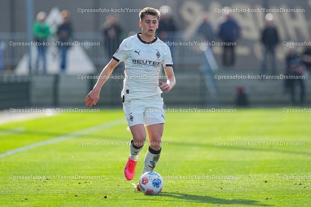 xYDRx13112501079 | 13.11.2025, xydrx, Fußball, Testspiel, Borussia Mönchengladbach - NV Koninklijke Lierse SK, Fohlenplatz am Borussia-Park: Oscar Fraulo (Borussia Mönchengladbach #22)