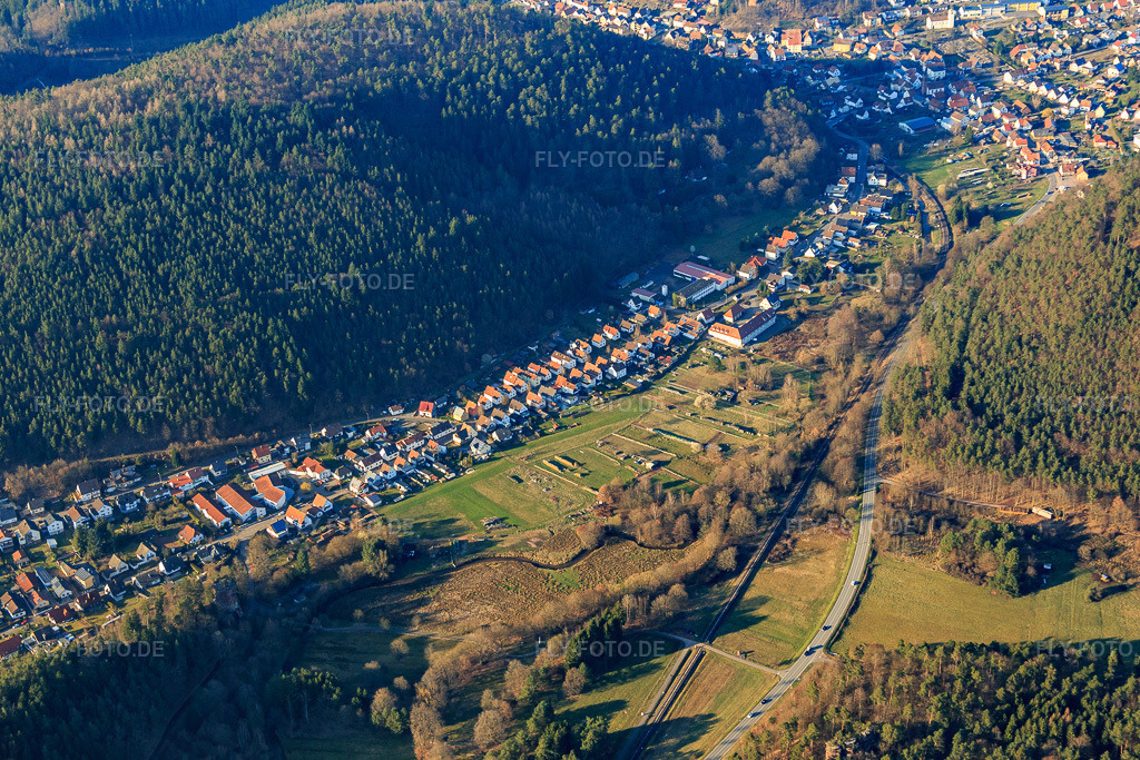 Luftbild: Ortsansicht in Hinterweidenthal im Bundesland Rheinland-Pfalz in Deutschland. Foto: IMG_086773.jpg vom 26.03.2016 durch Werner Riehm/FLY-FOTO.de
