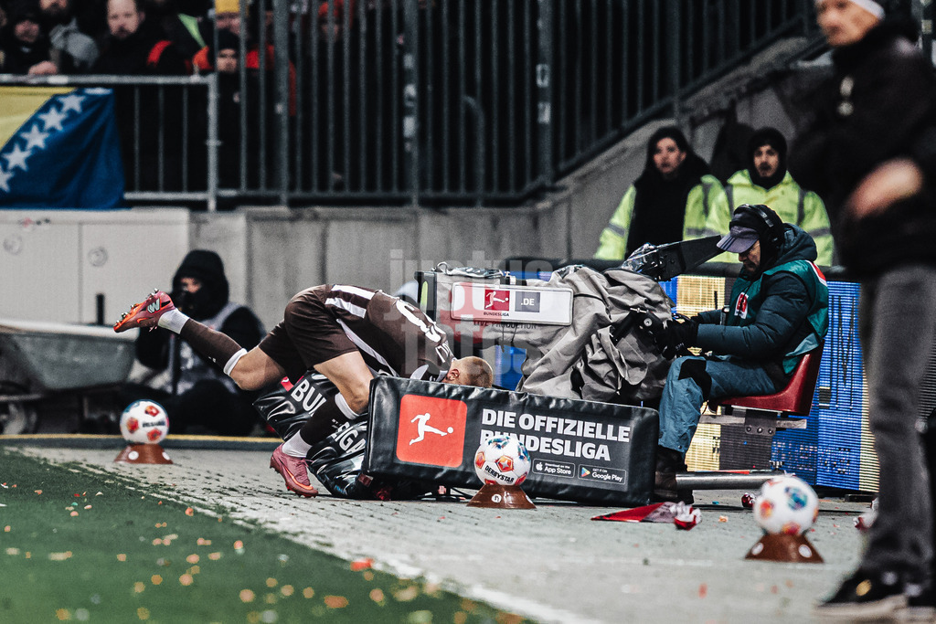Fußball | Männer | Saison 2025/2026  | Fußball-Bundesliga | 11. Spieltag | FC St. Pauli vs. 1. FC Union Berlin | 23.11.2025 | Louis Oppie (#23, FC St. Pauli) fällt in die TV Kamera
