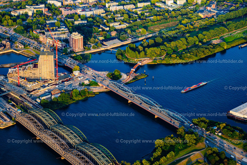 Hamburg_Elbbrücken_U_Bahn_ELS_4368190925 | HAMBURG 19.09.2025 Brückenbauwerk entlang der Veddeler Brückenstraße über der Elbe im Ortsteil Rothenburgsort in Hamburg, Deutschland. // Bridge structure along Veddeler Brueckenstrasse over the Elbe in the Rothenburgsort district of Hamburg, Germany. Foto: Martin Elsen