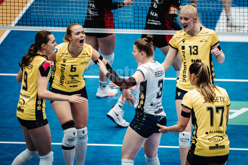 Volleyball | Frauen | Saison 2025/2026 | Volleyball Bundesliga | SSC Palmberg Schwerin vs. ETV Hamburger Volksbank Volleys | 18.10.2025 | Schwerin jubelt v.l. Leana Grozer (#9, SSC Palmberg Schwerin), Iris Vos (#6, SSC Palmberg Schwerin), Florien Reesink (#3, SSC Palmberg Schwerin), Luisa van Clewe (#13, SSC Palmberg Schwerin) und Vedrana Jaksetic (#17, SSC Palmberg Schwerin)