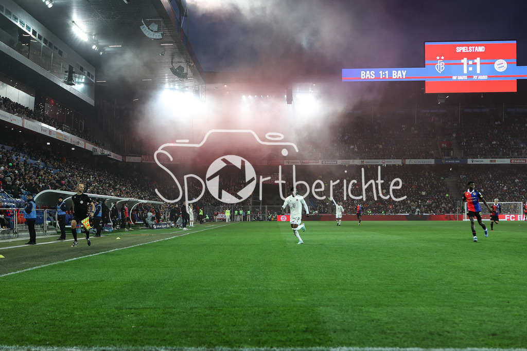 FC Basel - FC Bayern München | Fans des FC Bayern zuenden beim Auswaertsspiel in Basel Pyrotechnik / Rauch / Pyro / Ultras
