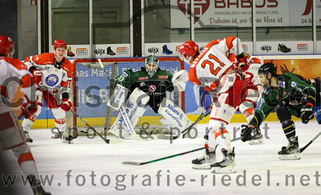 2022-12-02_057_TSV_Erding_gegen_EV_Pegnitz | Erding, Deutschland, 02.12.2022:
Eishockey, Bayernliga 2022 / 2023, 17. Spieltag, TSV Erding gegen EV Pegnitz, Endergebnis: 9:3

Torwart Thomas Hingel (Erding Gladiators, #33), Roman Navarra (EV Pegnitz, #21), Florian Zimmermann (Erding Gladiators, #5)

Foto: Christian Riedel / fotografie-riedel.net