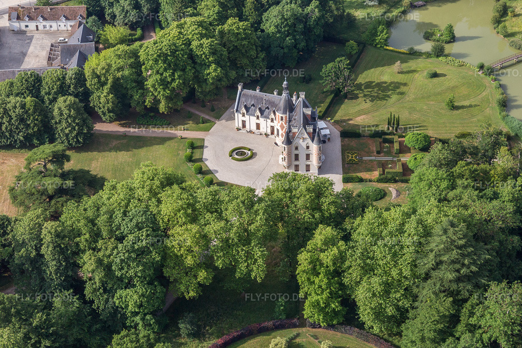 Luftbild: Gebäudeund Schloßpark vom Schloß in Saint-Cyr-du-Gault im Bundesland Loir-et-Cher in Frankreich. Foto: IMG_101175.jpg vom 24.06.2017 durch Werner Riehm/FLY-FOTO.de