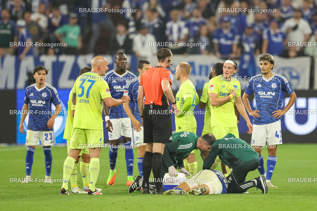 1_S04BER_20250801_3276.JPG -  - FC Schalke 04 - Hertha BSC Berlin - 2. Bundesliga | Gelsenkirchen, Deutschland, 01.08.25: Nikola Katic (FC Schalke 04) liegt verletzt am Boden waehrend des Spiels der 2. Bundesliga zwischen FC Schalke 04 - Hertha BSC Berlin in der Veltins-Arena am 01. August 2025 in Gelsenkirchen, Deutschland. (Foto von Stefan Brauer/Brauer-Fotoagentur)DFB/DFL REGULATIONS PROHIBIT ANY USE OF PHOTOGRAPHS AS IMAGE SEQUENCES AND/OR QUASI-VIDEO.
