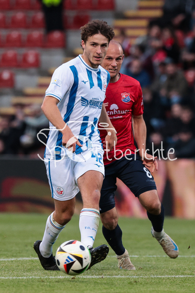 SpVgg Unterhaching - FC Hansa Rostock | Im Bild Benno Johannes DIETZE (FC Hansa Rostock 42) und Manuel STIEFLER (UHG #8) / Zweikampf / 3. Liga: SpVgg Unterhaching - FC Hansa Rostock, Uhlsport Park am 07.05.2025