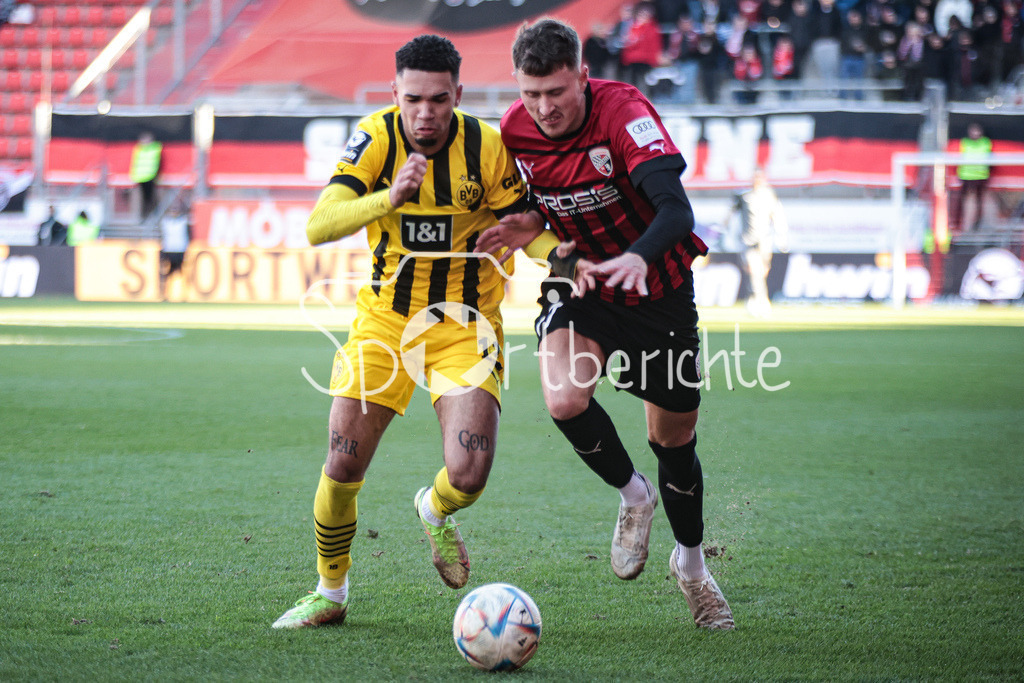 FC Ingolstadt - Borussia Dortmund Amateure | Justin NJINMAH (BVB #11) im Duell mit Calvin Marc BRACKELMANN (FCI #17) / DFL REGULATIONS PROHIBIT ANY USE OF PHOTOGRAPHS AS IMAGE SEQUENCES AND/OR QUASI-VIDEO