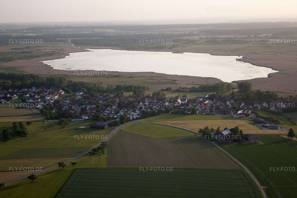 Luftbild: Ort vor dem Federsee mit Pfahlbauten in Tiefenbach im Bundesland Baden-Württemberg in Deutschland. Foto: IMG_67461.jpg vom 08.06.2014 durch Werner Riehm/FLY-FOTO.de