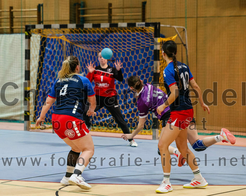 2023-12-09_080_SpVgg_Altenerding_gegen_HSG_Freising-Neufahrn | Erding, Deutschland, 09.12.2023:
Handball, Bezirksoberliga Frauen Altbayern 2023 / 2024, 9. Spieltag, SpVgg Altenerding gegen HSG Freising-Neufahrn, Endergebnis: 29:28

Theresa Obermeier (HSG Freising-Neufahrn, #4), Julia Kranich (SpVgg Altenerding, #9)

Foto: Christian Riedel / fotografie-riedel.net
