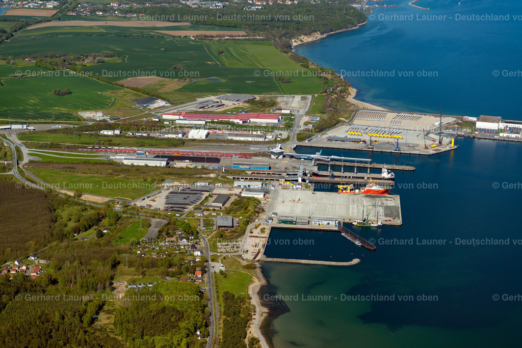3801277 | SASSNITZ 2018 Hafenanlagen an der Meeres- Küste der Insel Rügen im Ortsteil Hagen in Sassnitz im Bundesland Mecklenburg-Vorpommern. // Port facilities on the seashore of the Iland Ruegen in the district Hagen in Sassnitz in the state Mecklenburg - Western Pomerania. Foto: Gerhard Launer