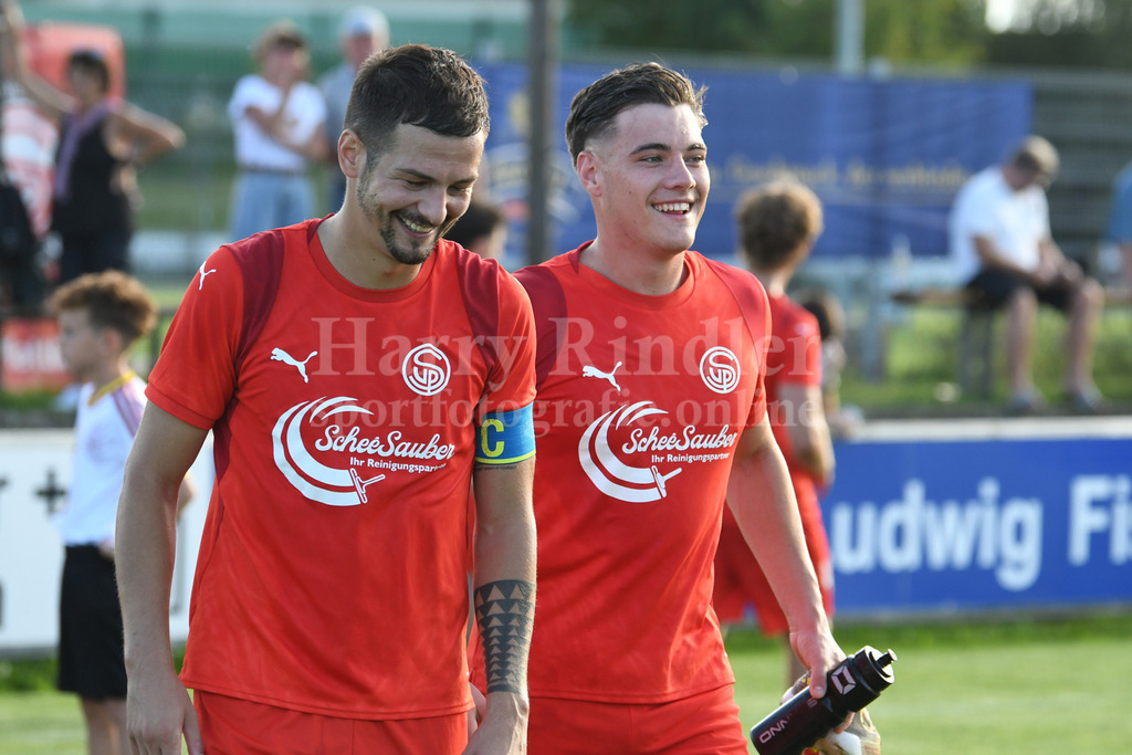 SpVgg Plattling : SpVgg GW Deggendorf | li. Kapitän Alexandru Ciucur (SpVgg Plattling) und Torschütze Karl Janka - Realisiert mit Pictrs.com
