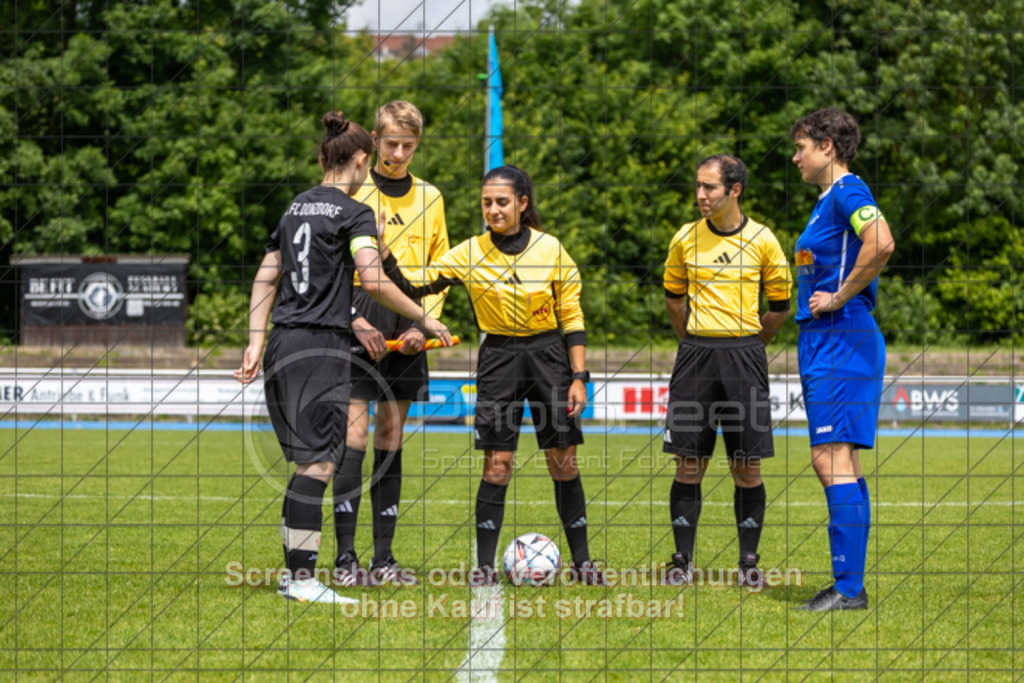 20250529_130045_0379 | #,  SGM Wendlingen-Ötlingen II (blau) vs. 1.FC Donzdorf II (schwarz), Fussball, Frauen-Bezirkspokal Finale Saison 2024/2025, Rasenplatz VfL Stadion Kirchheim, Jesinger Straße 105, 73230 Kirchheim, 29.05.2025 - 13:00 Uhr,Foto: PhotoPeet-Sportfotografie/Peter Harich