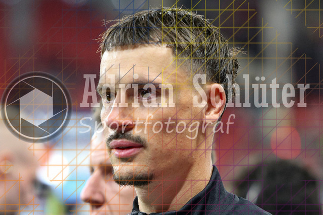 Bayer 04 Leverkusen vs Eintracht Frankfurt - Bundesliga  | Leverkusen, Deutschland, 12.09.25:   Robin Koch (Eintracht Frankfurt) schaut waehrend des Spiels der Bundesliga zwischen  Bayer 04 Leverkusen vs Eintracht Frankfurt in der BayArena(Foto von Brauer-Fotoagentur / Adrian Schlueter)