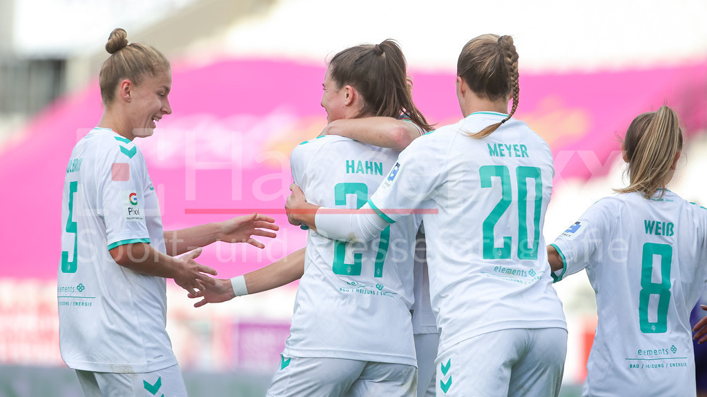 Fussball, Google Pixel Frauen-Bundesliga, SGS Essen - SV Werder Bremen | v.li.: Spielerinnen des SV Werder Bremen mit Torjubel, Jubel, jubeln, jubelt, optimistisch, Spielszene, Highlight, Freude über das Tor zum 0:1, DIE DFB-RICHTLINIEN UNTERSAGEN JEGLICHE NUTZUNG VON FOTOS ALS SEQUENZBILDER UND/ODER VIDEOÄHNLICHE FOTOSTRECKEN. DFB REGULATIONS PROHIBIT ANY USE OF PHOTOGRAPHS AS IMAGE SEQUENCES AND/OR QUASI-VIDEO.