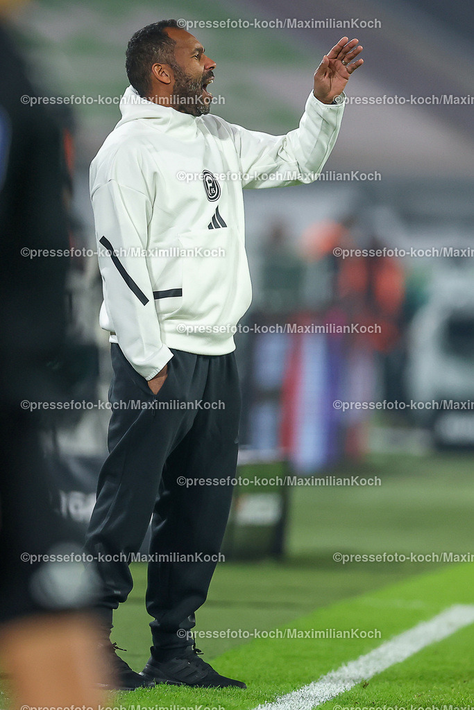 Due0911240109602176 | 09.11.2024, Fußball, Fortuna Düsseldorf - SC Paderborn 07, 2. Bundesliga, Merkur Spiel-Arena, Saison 2024 2025: Cheftrainer Daniel Thioune (Trainer Fortuna Düsseldorf) DFB regulations prohibit any use of photographs as image sequences and or quasi-video.