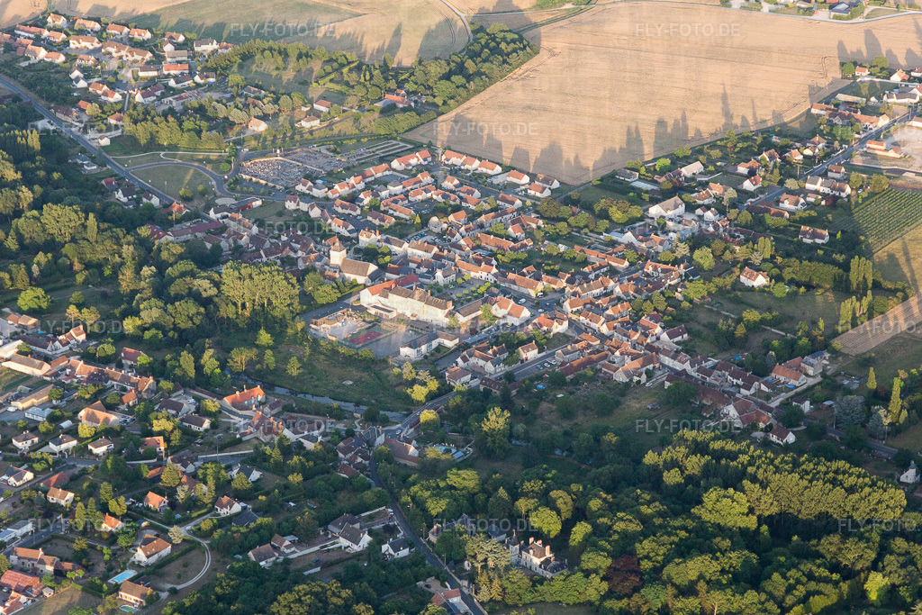 Ortsansicht | Luftbild: Ortsansicht in Huisseau-sur-Cosson im Bundesland Loir-et-Cher in Frankreich. Foto: IMG_101044.jpg vom 23.06.2017 durch Werner Riehm/FLY-FOTO.de - Realisiert mit Pictrs.com