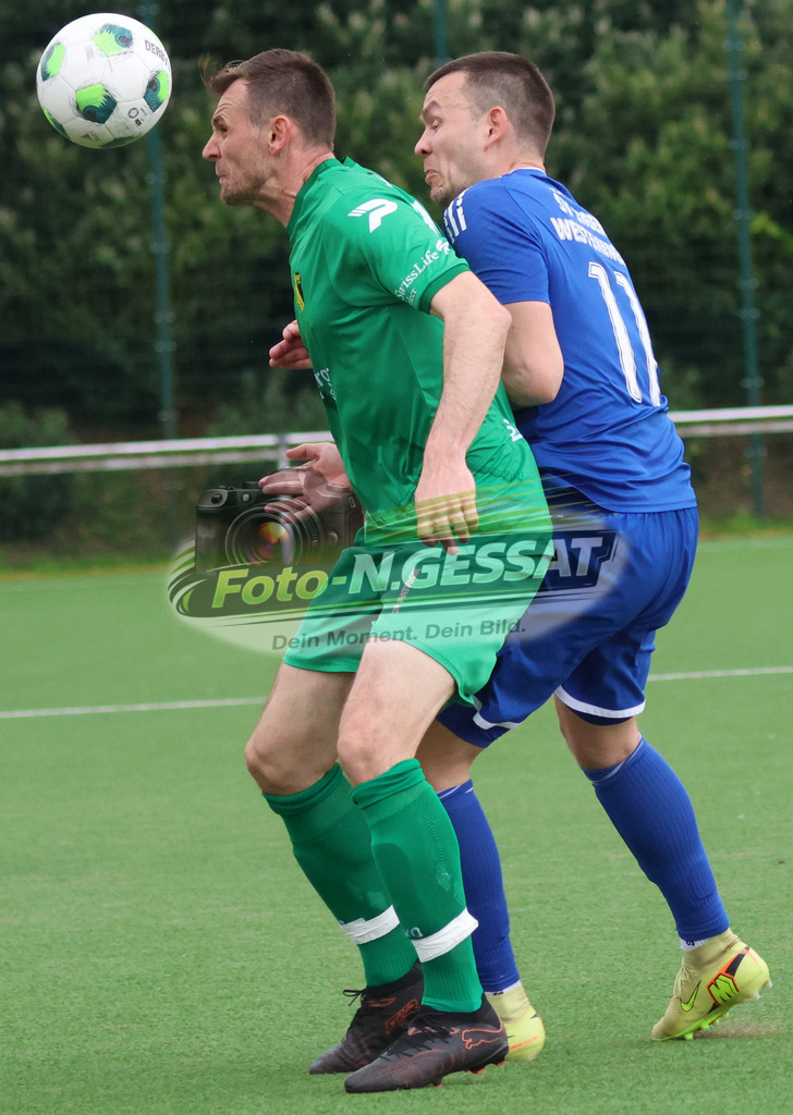 SC Enger - SV Enger-Westerenger | Auf dem Bild zu sehen: grün SC Enger: Waldemar Jurez ; blau SV Enger-Westerenger: Tim Deidersen SC Enger, SV Enger-Westerenger, Saison 25/26, Kreisliga A, Enger, Deutschland - Realisiert mit Pictrs.com