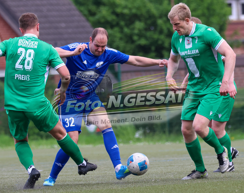 Bünder SV - SV Enger-Westerenger, | Auf dem Bild zu sehen: grün Bünder SV v.l.: Niklas Preiß, Volkmar Vöge ; blau SV Enger-Westerenger: Tim Rogalski Bünder SV, SV Enger-Westerenger, Saison 25/26, Kreisliga A, Bünde, Deutschland - Realisiert mit Pictrs.com