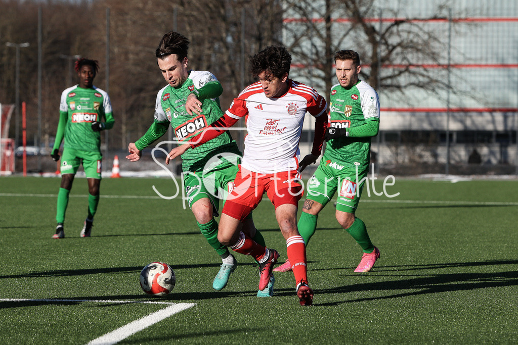 FC Bayern Amateure - SC Austria Lustenau | Younes AITAMER (FCB #17) am Ball / Aktion im Duell mit einem Spieler aus Lustenau