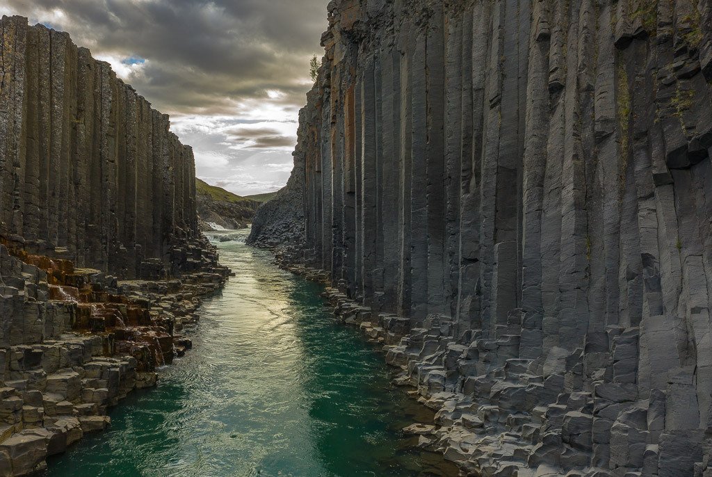 island-2020-170 | Im Osten von Island strömt der Gletscherfluss Jökla durch eine Schlucht, die mit ihren gleichförmigen, senkrecht aufragenden Basaltsäulen wie ein Kunstwerk von Menschenhand wirkt. Der Canyon Stuðlagil wurde erst 2016 entdeckt. - Realisiert mit Pictrs.com
