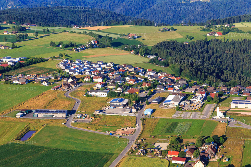 Luftbild: Ortsansicht aus Nordosten mit Hess Montagen & Bauelemente GmbH / Holzbau GmbH & Co.KG und Herzog Treppen und Holzbau GmbH in Aichhalden im Bundesland Baden-Württemberg in Deutschland. Foto: IMG_149138.jpg vom 29.06.2025 durch Werner Riehm/FLY-FOTO.deWWW.HESS-HOLZMONTAGE.DE