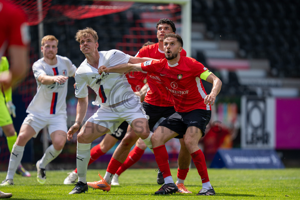 SG Sonnenhof Großaspach vs. SG Barockstadt Fulda-Lehnerz, Fussball, Regionalliga Suedwest, 33. Spieltag, 09.05.2026 | Zweikampf zwischen Tobias Goebel (SG Barockstadt Fulda-Lehnert, #11) und Volkan Celiktas (SG Sonnenhof Großaspach, #05),SG Sonnenhof Großaspach vs. SG Barockstadt Fulda-Lehnerz, Fussball, Regionalliga Suedwest, 33. Spieltag, 09.05.2026