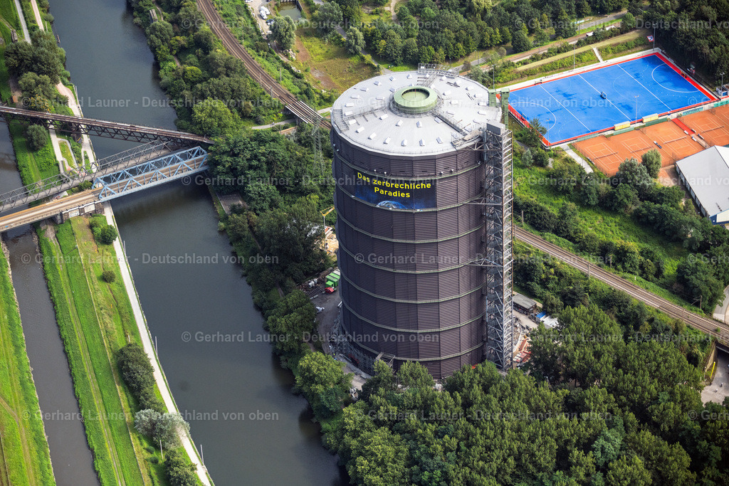 4050197 | OBERHAUSEN 25.08.2021 Sanierung des ehemaligen Scheibengasbehälter und Industriedenkmal der " Gasometer Oberhausen GmbH " in der Arenastraße in Oberhausen im Bundesland Nordrhein-Westfalen. Weiterführende Informationen bei: Gasometer Oberhausen GmbH,  Gloser GmbH,  Ingenieurbüro Schaluschke,  Lindner Lohse Architekten BDA PartG mbB,  PERI GmbH Schalung Gerüst Engineering. // gas tank serves as an industrial monument "Gasometer Oberhausen GmbH" and an exhibition at the Arenastrasse in Oberhausen in North Rhine-Westphalia. Further information at: Gasometer Oberhausen GmbH,  Gloser GmbH,  Ingenieurbuero Schaluschke,  Lindner Lohse Architekten BDA PartG mbB,  PERI GmbH Schalung Geruest Engineering. Foto: Gerhard Launer