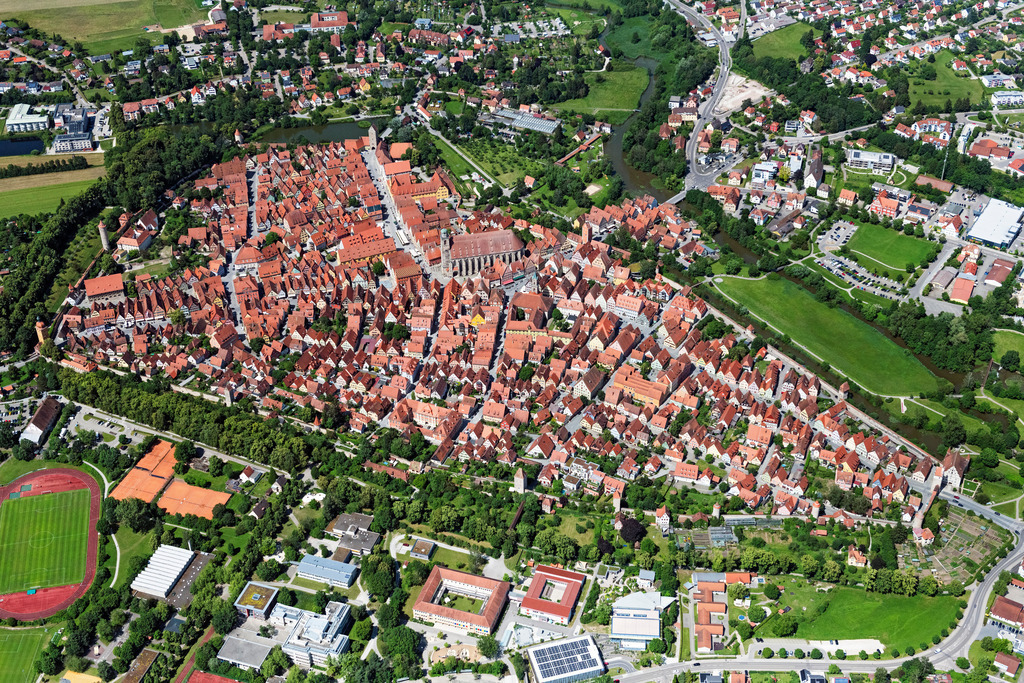 dr__0045628.jpg | DINKELSBüHL 18.06.2024 Altstadtbereich und Innenstadtzentrum in Dinkelsbühl im Bundesland Bayern, Deutschland. // Old Town area and city center in Dinkelsbuehl in the state Bavaria, Germany. Foto: Daniel Reiter