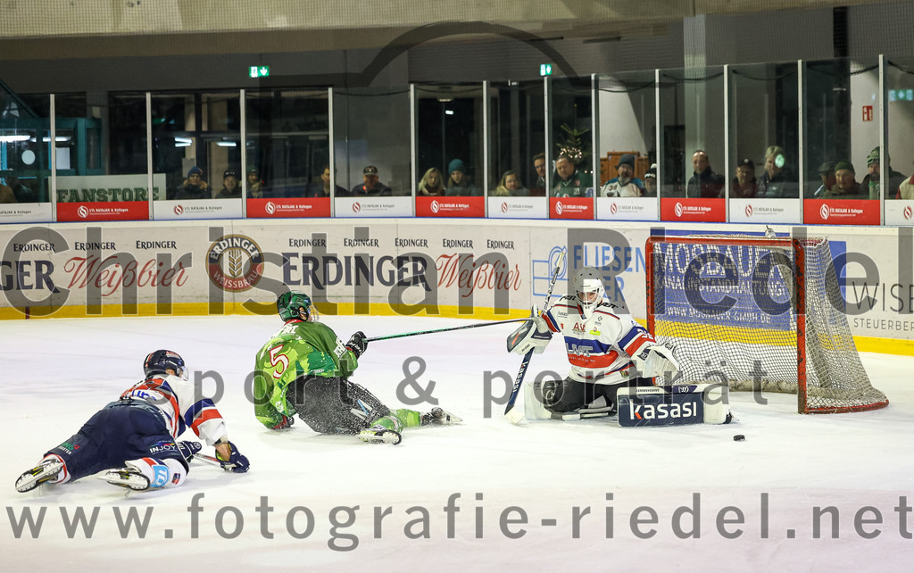 2023-12-17_109_TSV_Erding_gegen_ESC_Kempten | Erding, Deutschland, 17.12.2023:
Eishockey, Bayernliga Vorrunde 2023 / 2024, 18. Spieltag, TSV Erding gegen ESC Kempten, Endergebnis: 5:1

Florian Zimmermann (Erding Gladiators, #5), Torwart Luca Mayer (ESC Kempten, #32)

Foto: Christian Riedel / fotografie-riedel.net