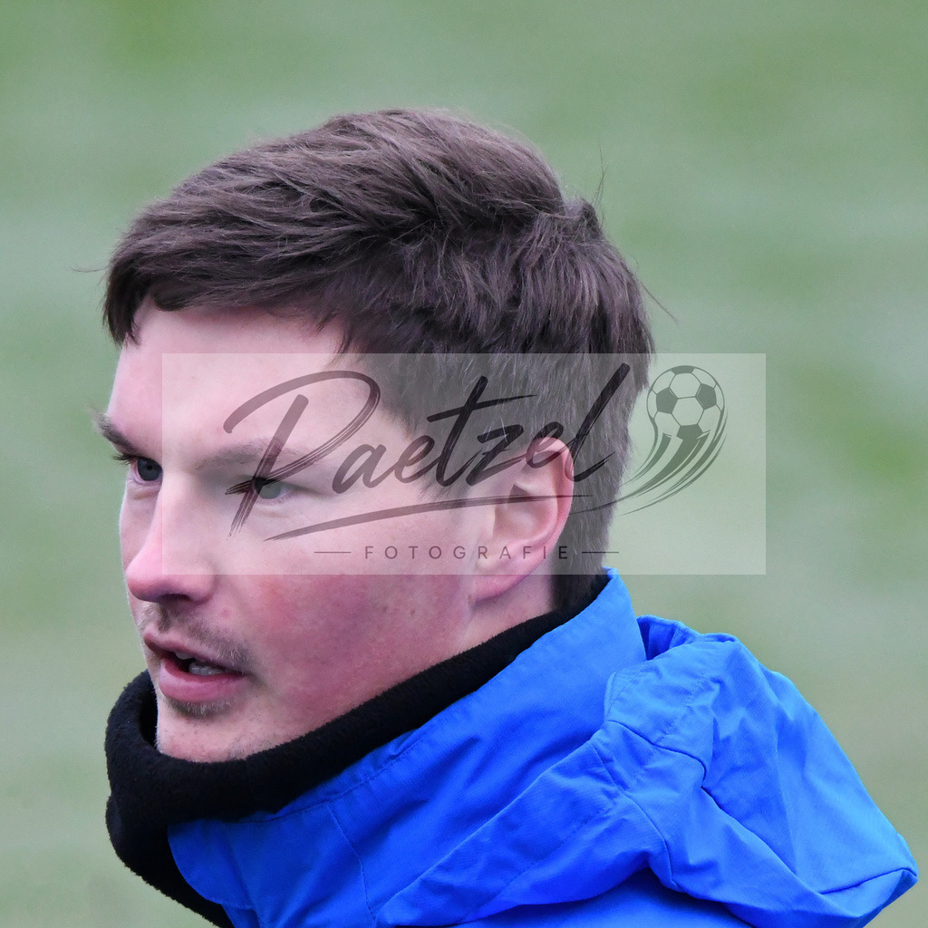 20200125_TRAOSN_0025 | Fußball, Herren: Co-Trainer Merlin Polzin (VfL Osnabrück) schaut beim Training des VfL Osnabrück am 25.01.2020 im Sportpark Illoshöhe in Osnabrück, Deutschland.(Foto von Nico Paetzel) - Realisiert mit Pictrs.com