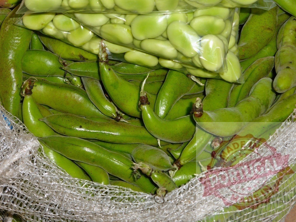 Fresh broad beans in pods and shelled selling at market | Freshly harvested broad beans in pods and shelled, ready for sale - Realized with Pictrs.com