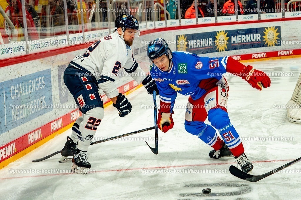 xKKUx26122501003 | 26.12.2025, xkkux, Eishockey, DEL2, Düsseldorfer EG - EC Kassel Huskies, PSD Bank Dome Düsseldorf: Daniel Assavolyuk (DEG #51)  im Zweikampf gegen  Kassels Marco Müller