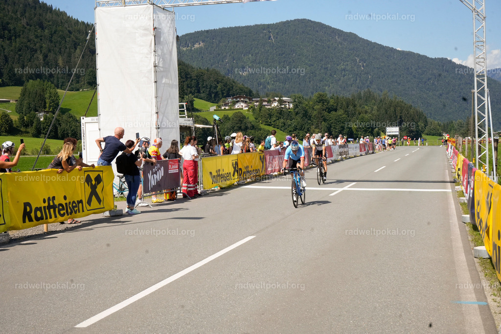 796_20230817_Bewerb_Maenner_Muehlanger | AUT - OESTERREICH, 2023-08-16: SPORT RENNRAD-FAHREN - 55. INTERNATIONALER RADWELTPOKAL IN ST. JOHANN IN TIROL  - Vintage-Radrennen mit WM-Bronze-Medaillen-Siegerin Christina Schweinberger, den Teilnehmer und Alexander Baumann (vom Orginastions-Team) - TAG 2 BEWERB MAENNER IN SECHS GRUPPEN  ; Foto: Roland Muehlanger