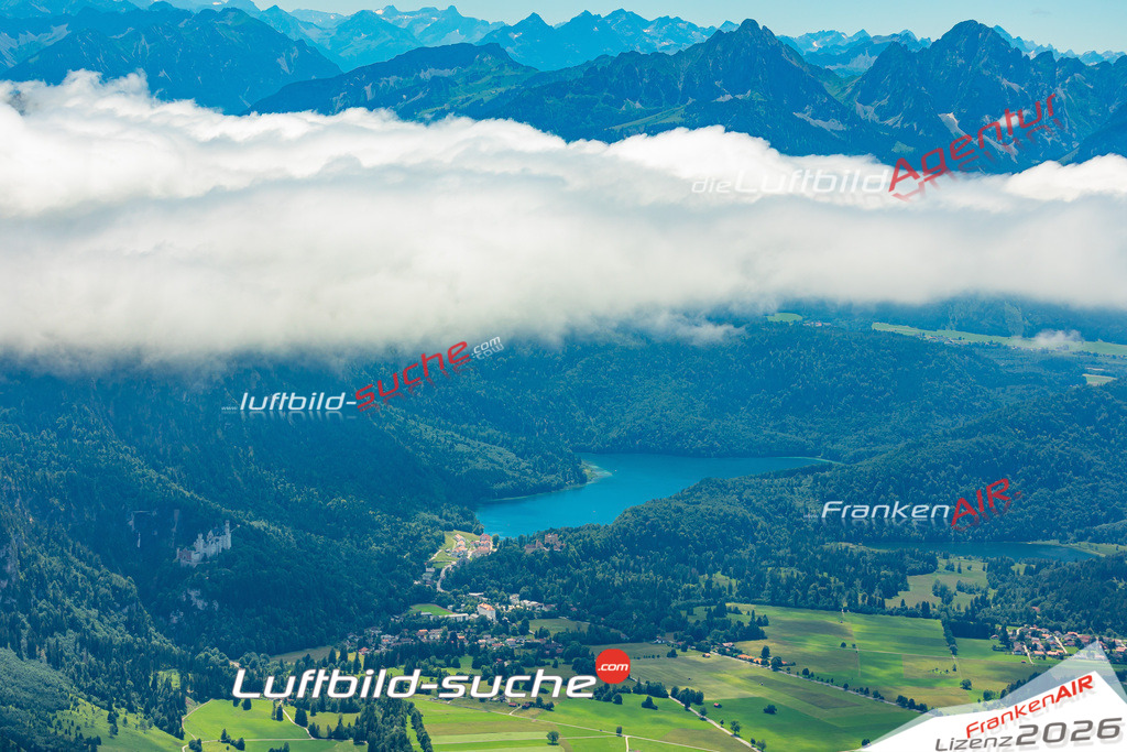 Die Luftaufnahme Hohenschwangau - Schwangau wurde 2022 vom Flugzeug aus (keine Drohne) erstellt. Hohe Auflösung -für große Poster und Wandbilder geeignet - Garantiert!