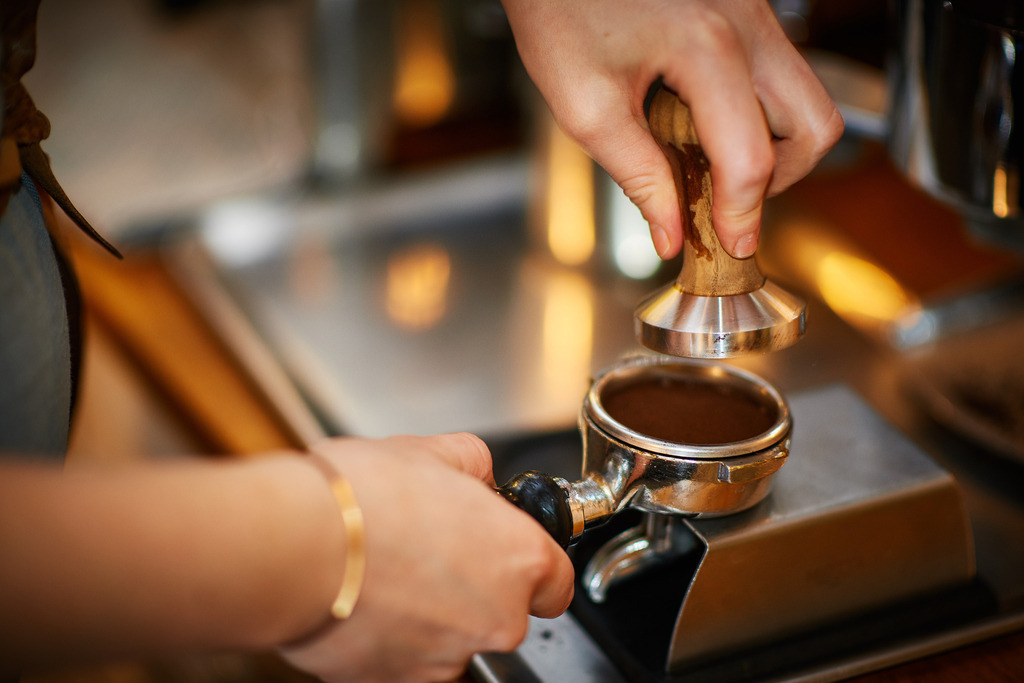 Cafe Caspar | Wien, Austria - January 14, 2019: Cafe Caspar; Detail der Kaffeemaschine Faema e61, Kaffeepulver wird mit Stamper eingefüllt. - Realisiert mit Pictrs.com