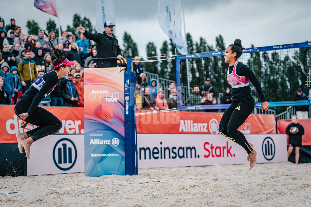 Beachvolleyball | Frauen | German Beach Tour 2024 | Tourstop Bremen | 08.06.2024 | v.l. Andressa Cavalcanti Ramalho (BRA) und Thainara Mylena Feitosa de Oliveira (BRA) jubeln und springen vor Freude in die Luft nach dem Sieg