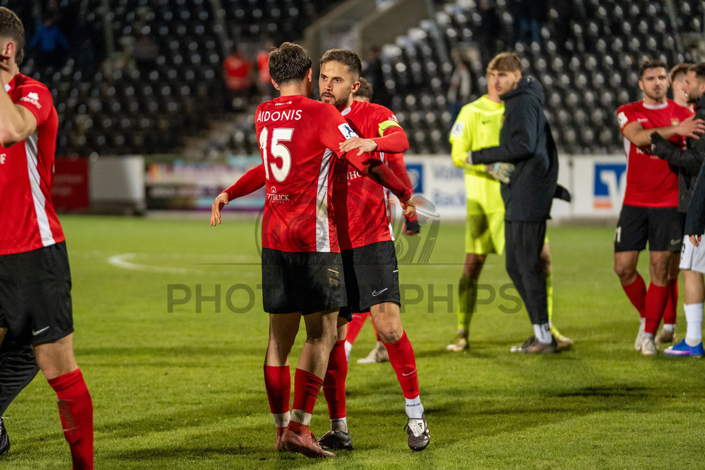 SG Sonnenhof Grossaspach vs. SSV Ulm 1846 Fussball, Fussball, WFV-Pokal, Viertelfinale, 01.04.2026 | Volkan Celiktas (SG Sonnenhof Grossaspach, #05) klatscht mit Antonis Aidonis (SG Sonnenhof Grossaspach, #15) nach dem Sieg ab,SG Sonnenhof Grossaspach vs. SSV Ulm 1846 Fussball, Fussball, WFV-Pokal, Viertelfinale, 01.04.2026
