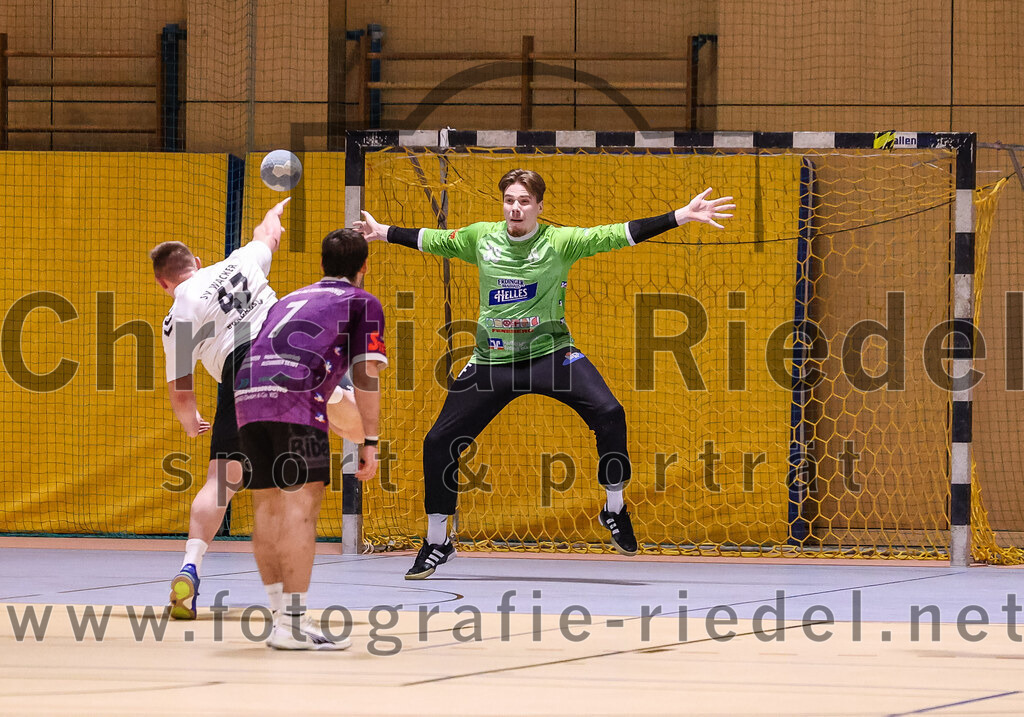 2025-02-15_053_SpVgg_Altenerding_gegen_SVW_Burghausen | Erding, Deutschland, 15.02.2025:Handball, Bezirksoberliga Männer 2024 / 2025, 16. Spieltag, SpVgg Altenerding gegen SVW Burghausen, Endergebnis: 32:31Christian Schreyer (SVW Burghausen, #47), Simon Rüdiger (SpVgg Altenerding, #7), Torwart Ferdinand Mayer (SpVgg Altenerding, #97)Foto: Christian Riedel / fotografie-riedel.net